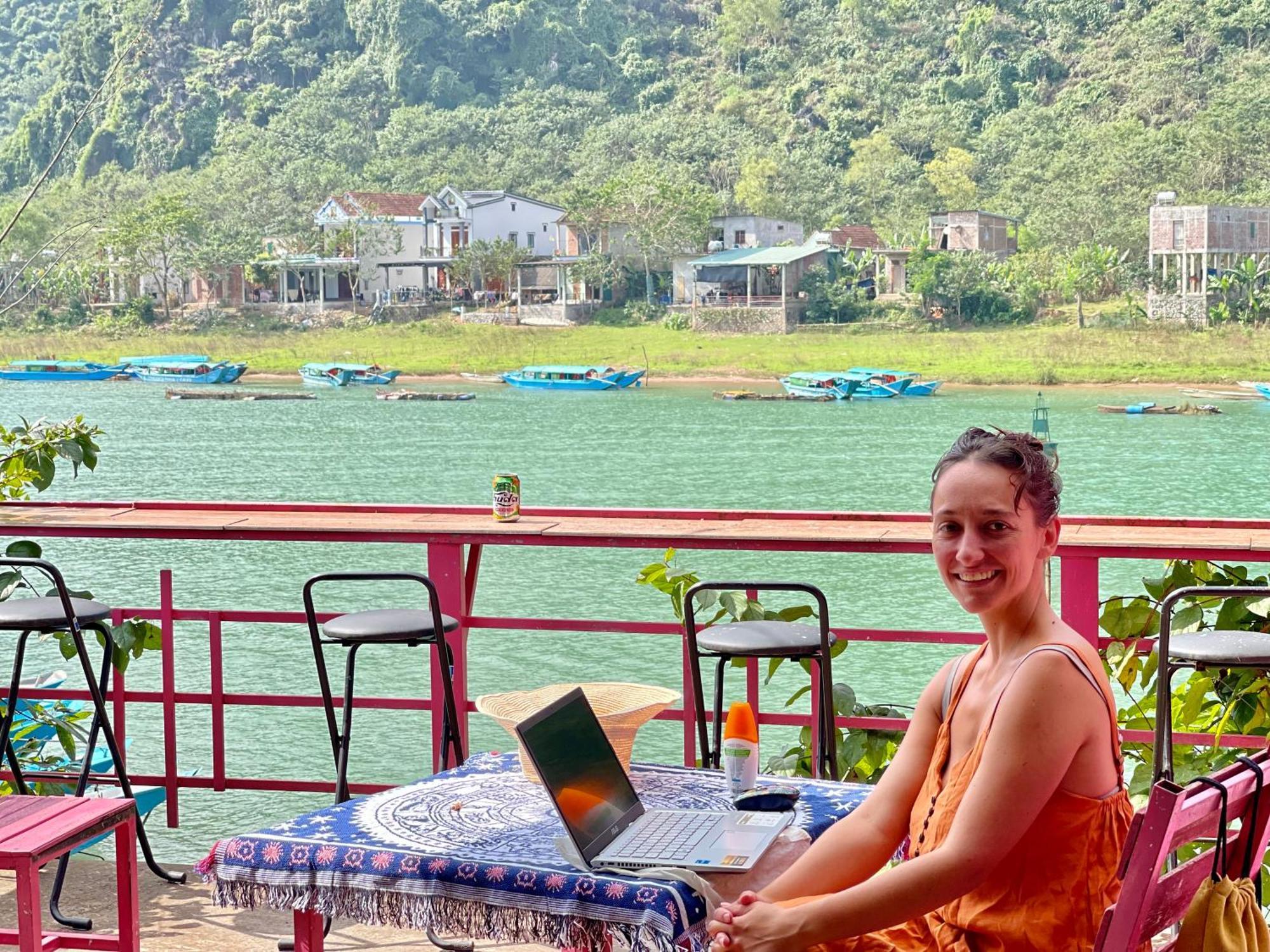 Cornflower Homestay Фонг Нха Екстериор снимка