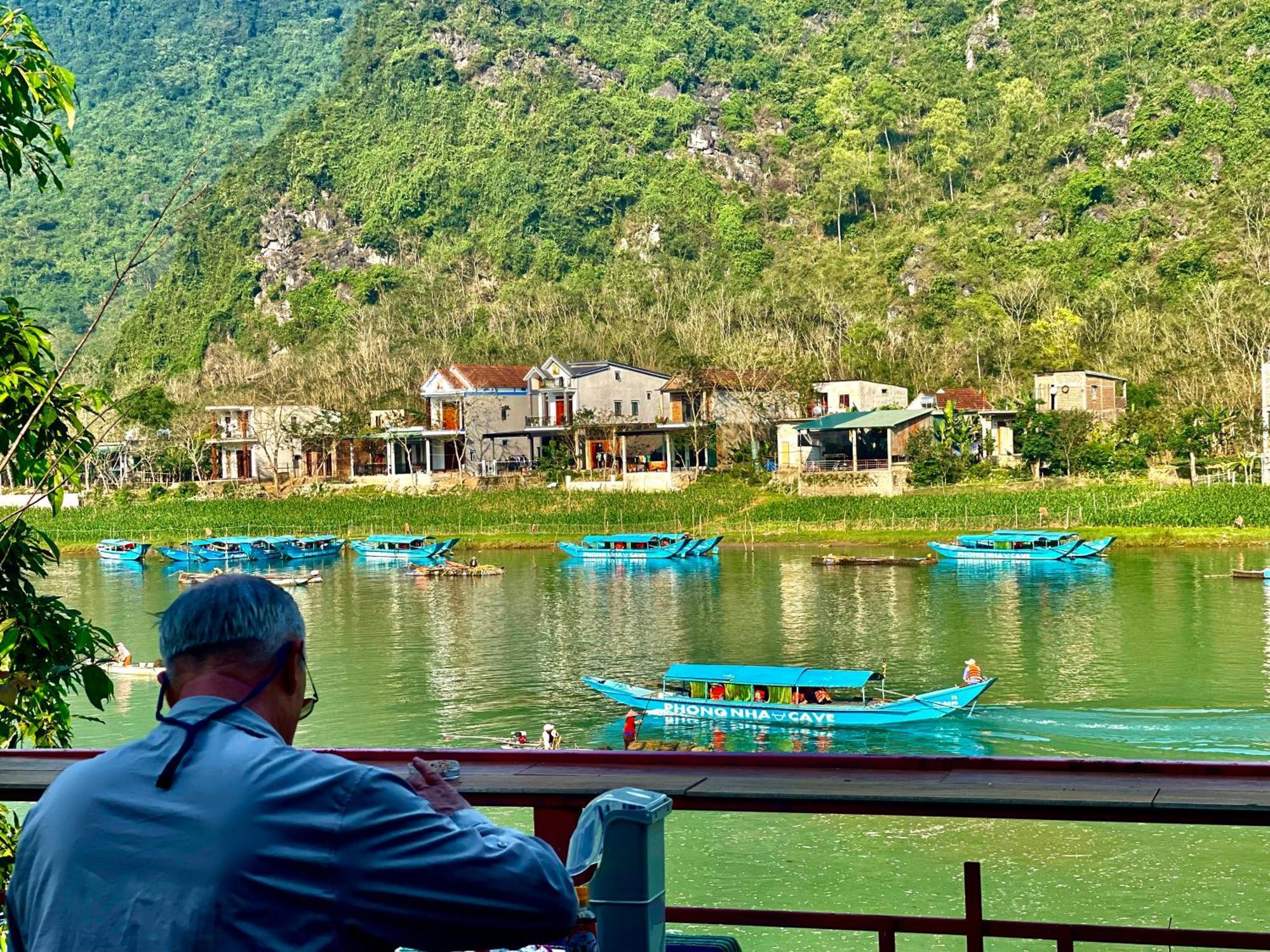 Cornflower Homestay Фонг Нха Екстериор снимка